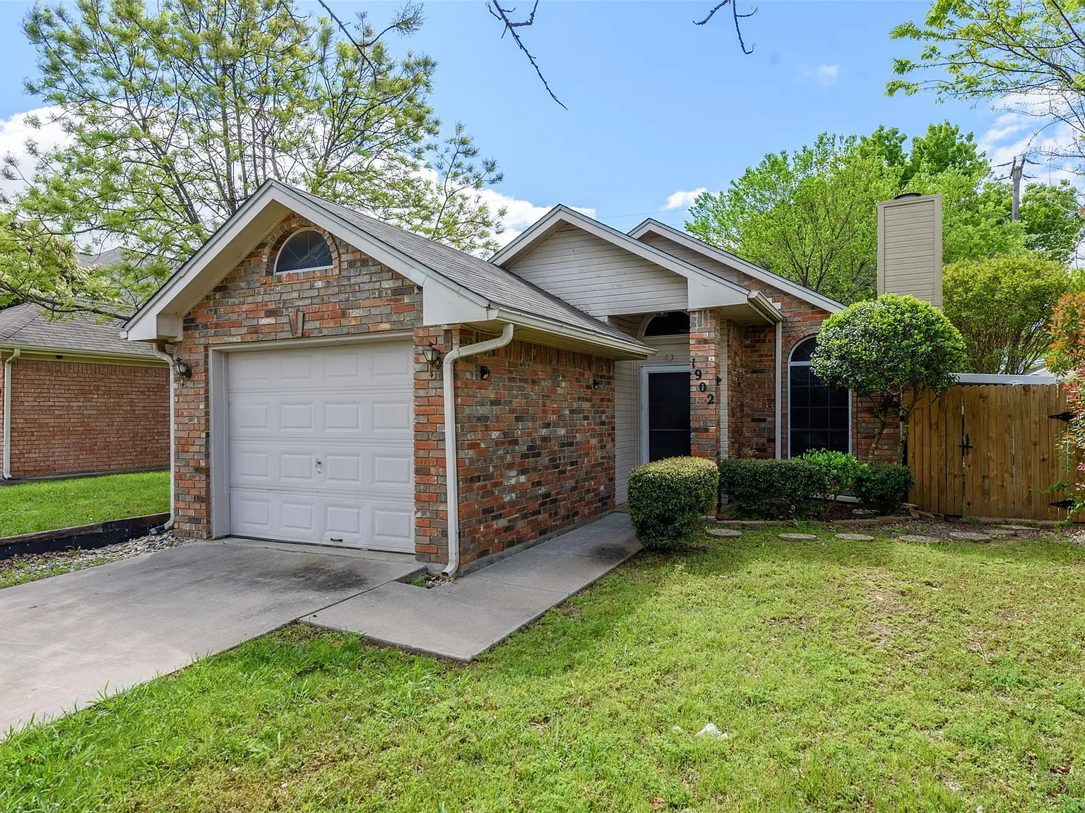 3 bed, 1182 sqft, $1,800 — Photo 2