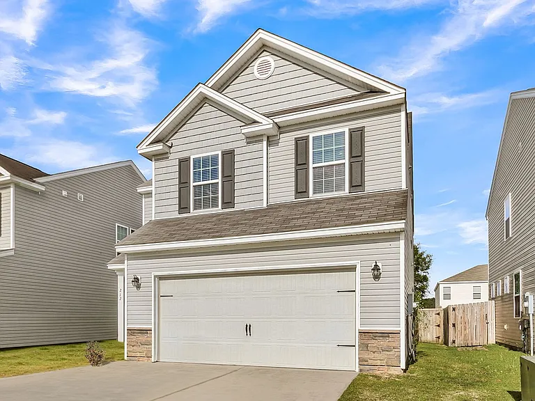 212 Longford Dr — Photo 3