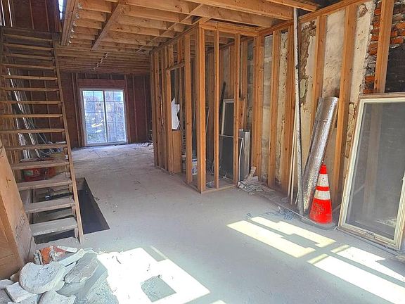 2nd image of 2047 Watkins St