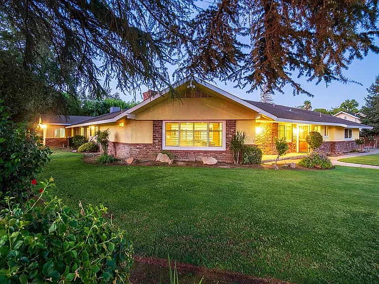 1382 W Barstow Ave