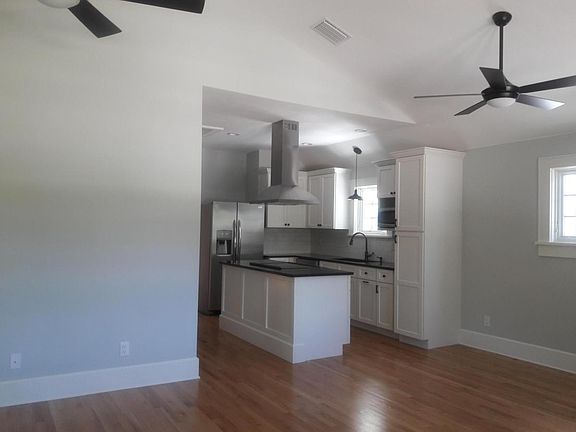 3rd image of 105 14th Ave NE Floor 1