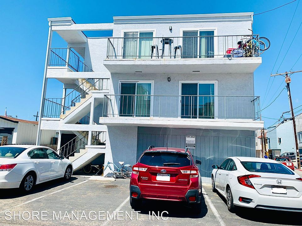 1st image of 825 Niantic Ct APT 6