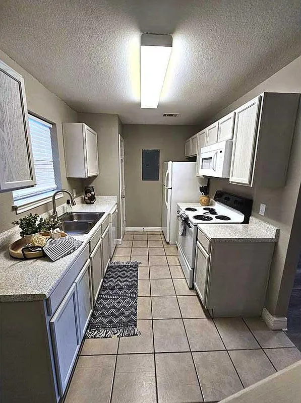 Royal Manor Townhomes — Photo 3