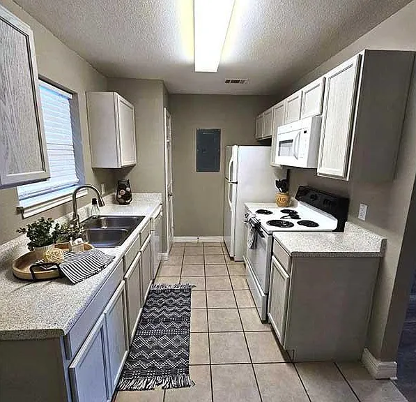 Royal Manor Townhomes — Photo 3