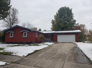 213 Plain Hills Dr, Grand Forks, ND 58201
