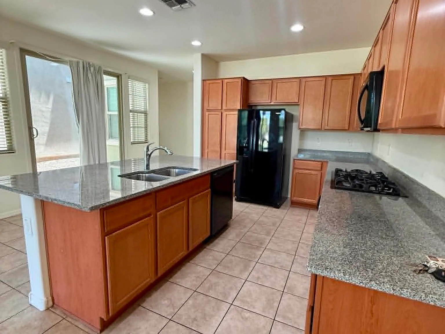 3 bed, 1944 sqft, $2,200 — Photo 2