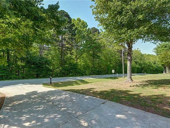 4th image of 111 Shannon Ln
