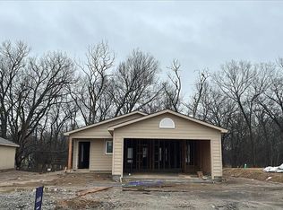 487 Valley View Dr, Tonganoxie, KS 66086