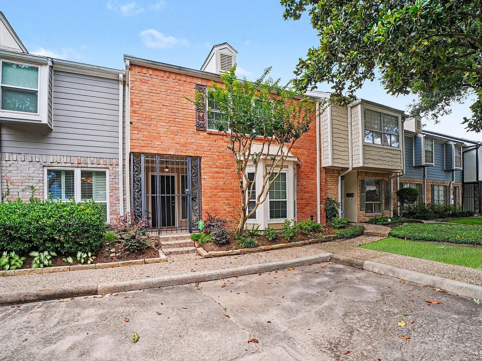 3 bed, 3.0 bath, 2049 sqft, $2,300 — Photo 4