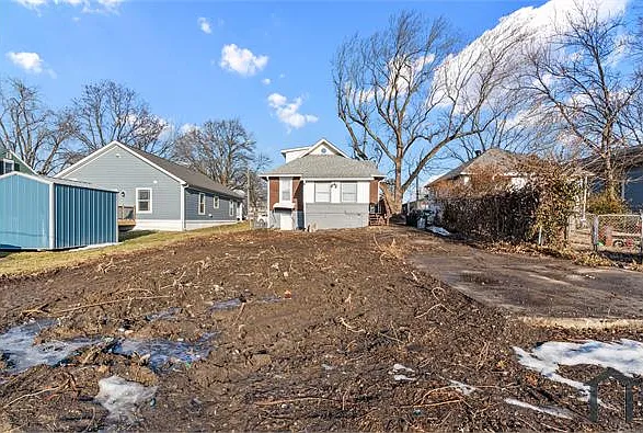 220 Clay St — Photo 32