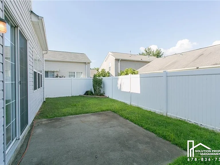 709 Bedford Ct — Photo 12