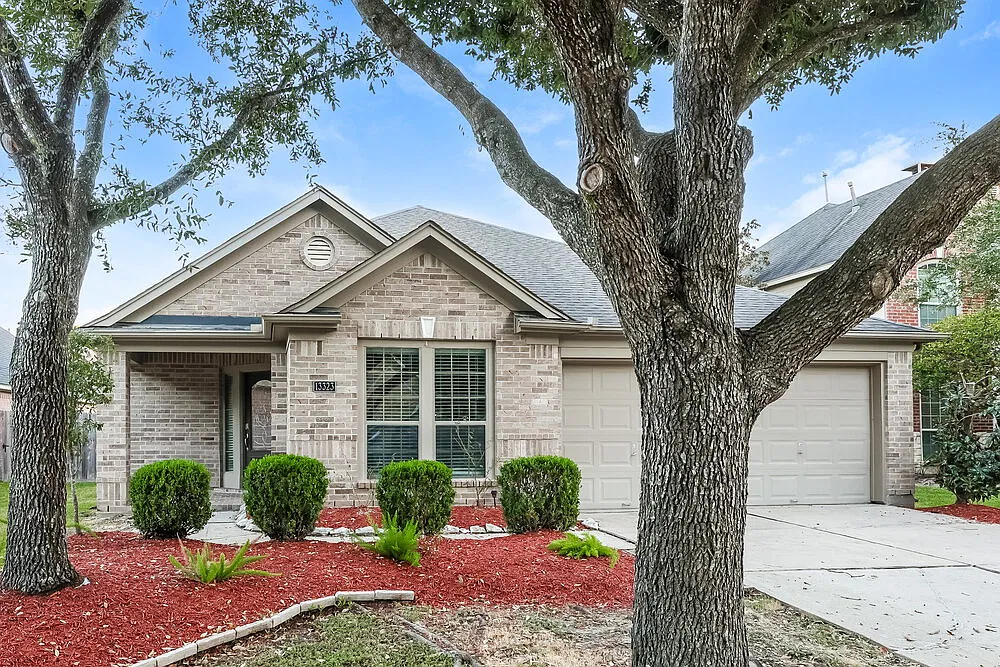 3 bed, 2.0 bath, 2359 sqft, $2,425 — Photo 1
