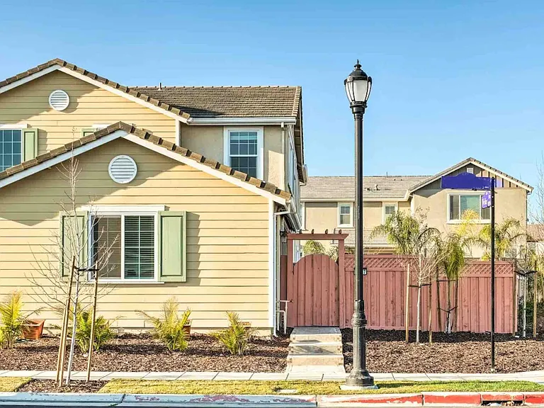 1427 S Wilshire Ave — Photo 2