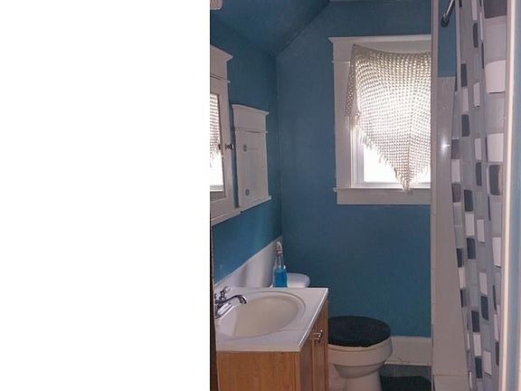 5th image of 324 Hilton Ave