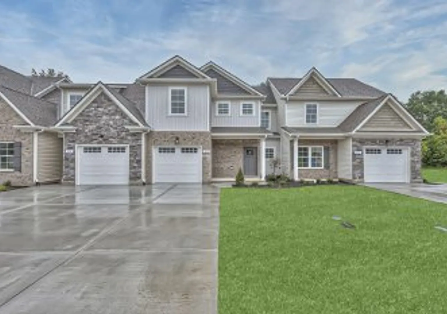 Beautiful Like New 3 Bed 2.5 Bath Townhome In Manchester! — Photo 2