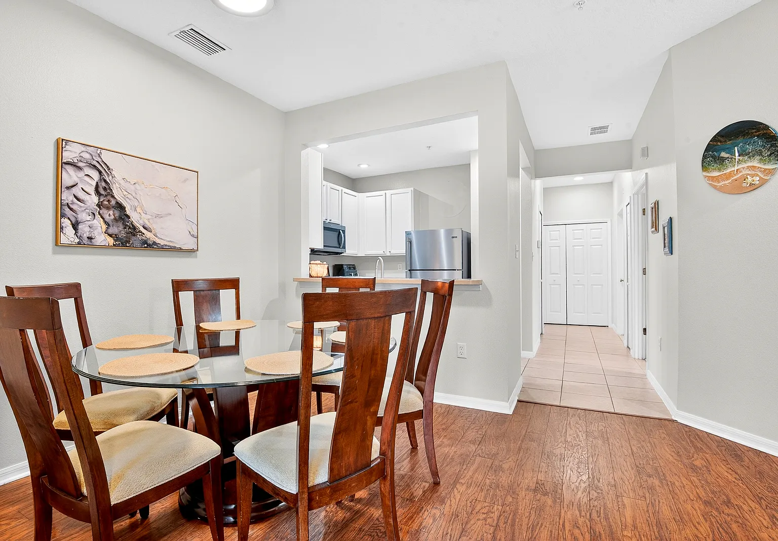3 bed, 1366 sqft, $2,500 — Photo 3