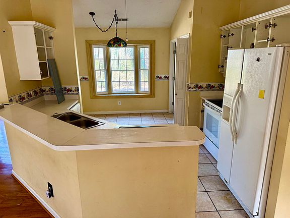 4th image of 231 King George Rd.