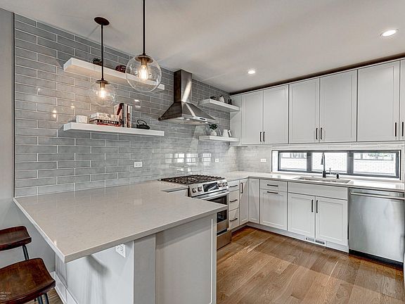 5th image of 2301 N Rockwell St #2