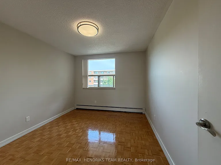 33 Leaside Dr #402 — Photo 5