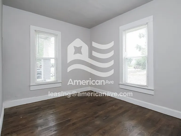 1697247_011_bedroom_12.jpg