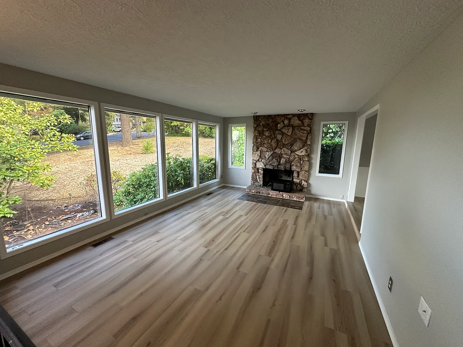 3 bed, 2285 sqft, $3,300 — Photo 2