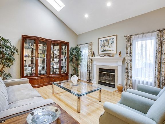 2nd image of 52 Cummings Cir