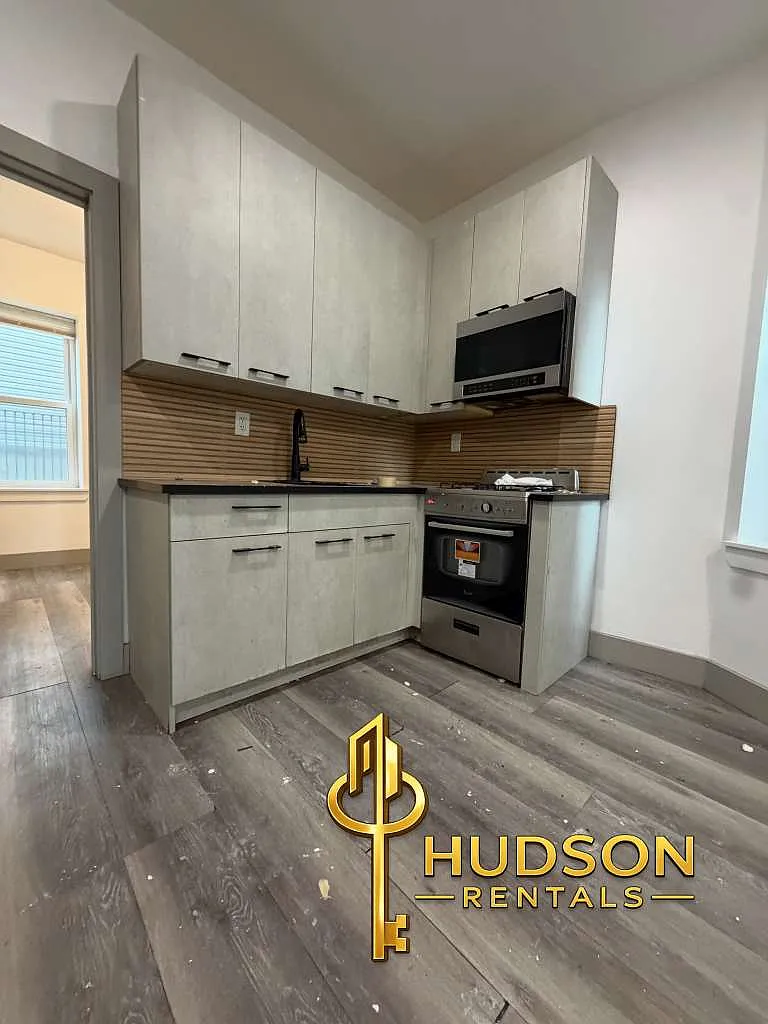 2 bed, 800 sqft, $2,500 — Photo 1