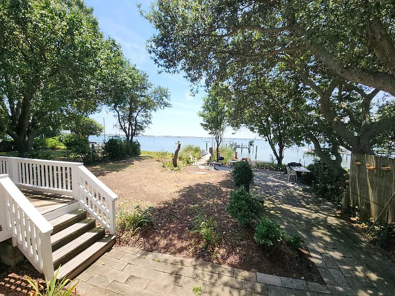 1331 Bayville St — Photo 54