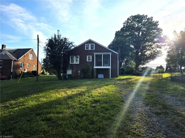 607 W Main St, Pilot Mtn, NC 27041