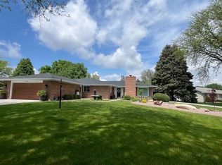 1702 Crestmoor Dr, Hastings, NE 68901