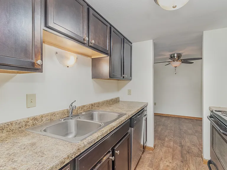 Golden Valley, MN Valley View Apartments | 22B | Kitchen