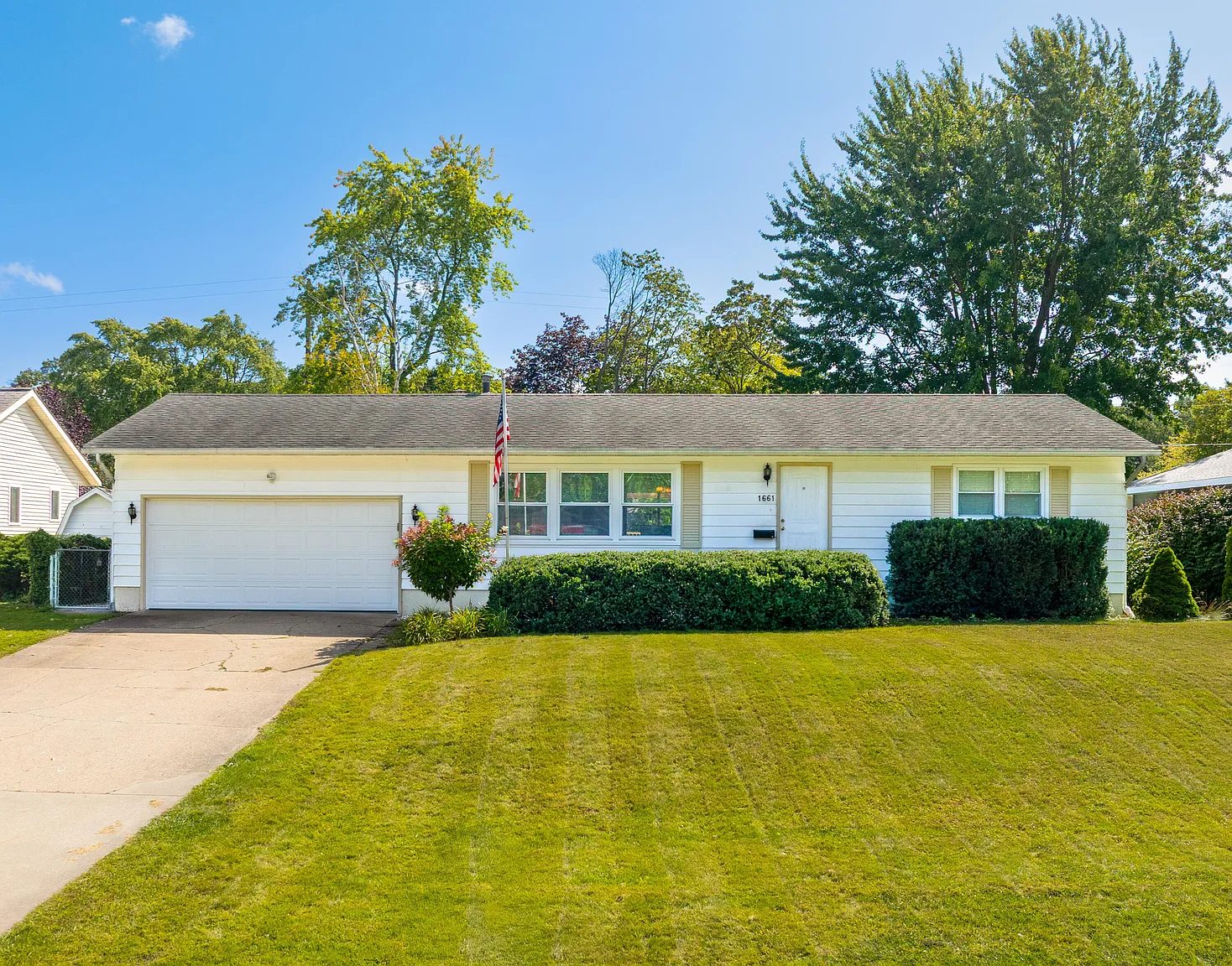 1661 Woodside Dr photo 1