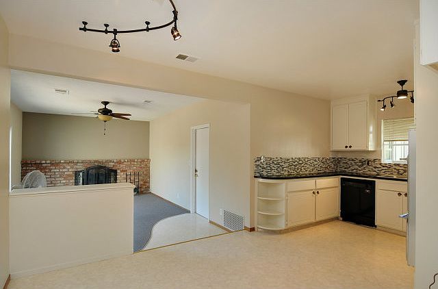1st image of 1542 Hallbrook Dr