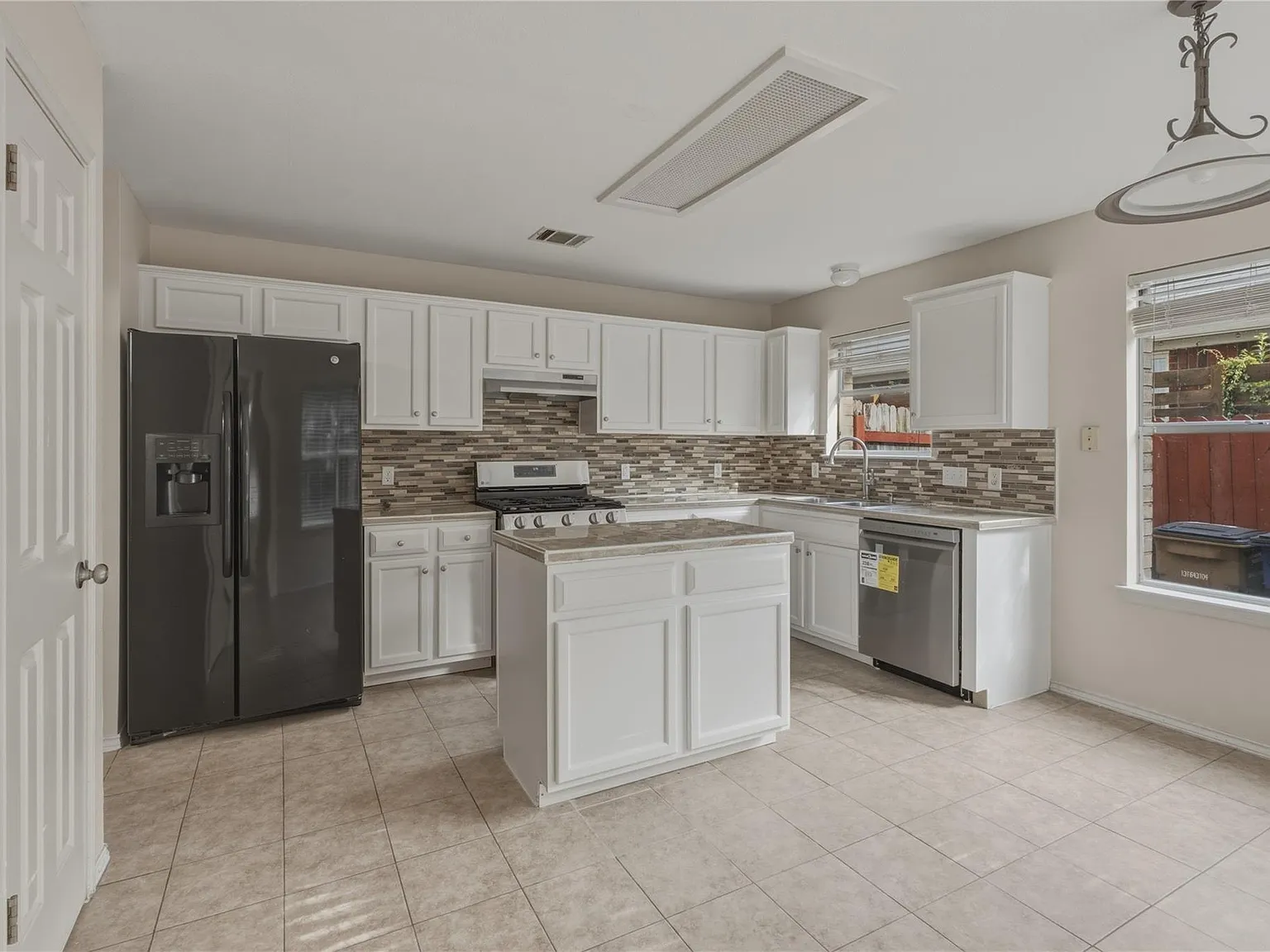 4 bed, 2.5 bath, 2073 sqft, $2,400 — Photo 2