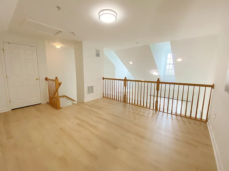 710 Market St E — Photo 24