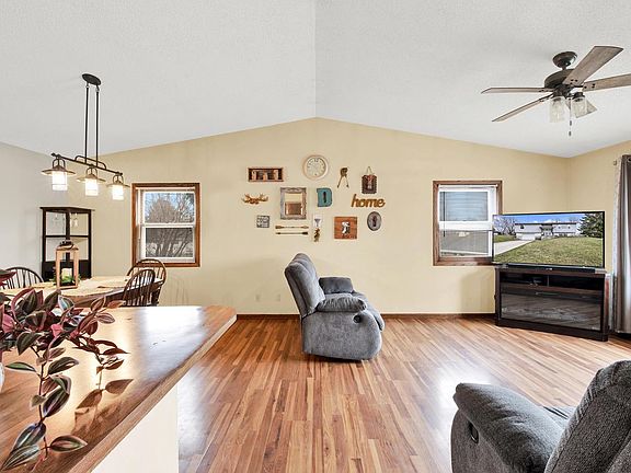 4th image of 601 Labaree STREET