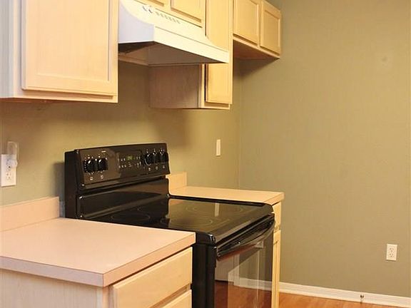 4th image of 102 Meadowbrook Dr