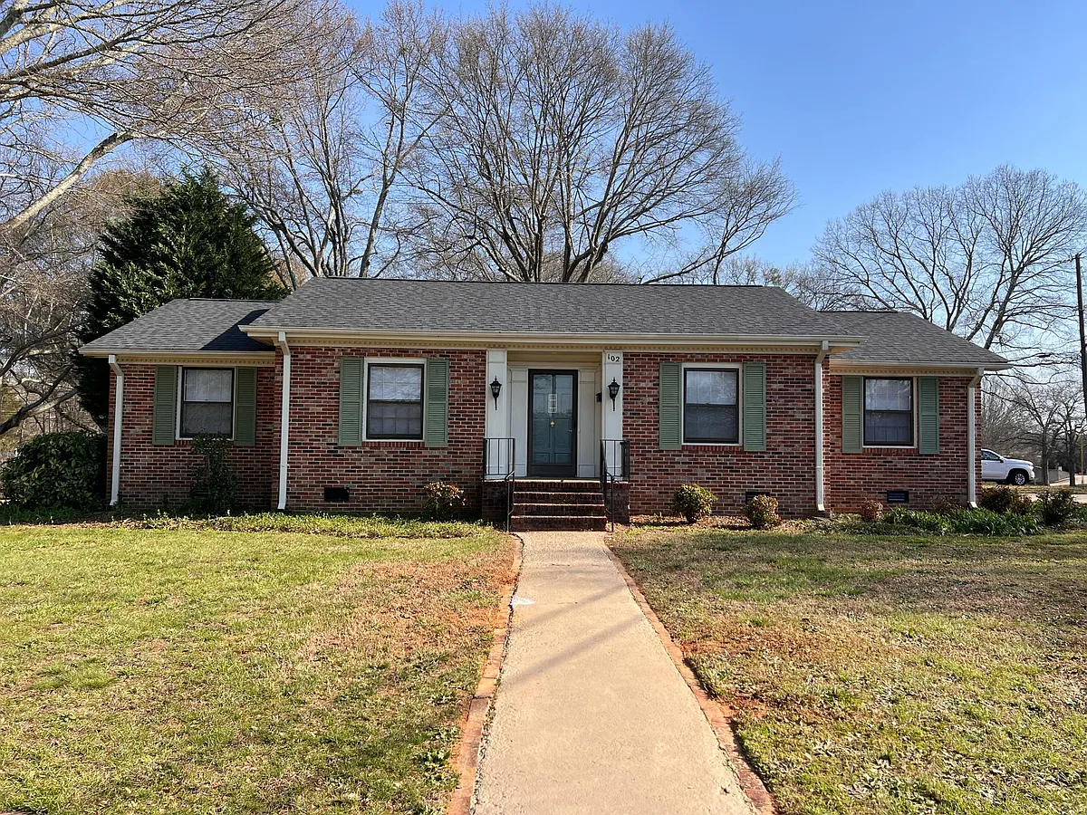 Photo 1 of 29 - 102 Woodcliff Ct - Simpsonville, SC Primary Photo - 102 Woodcliff Ct