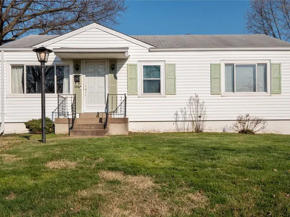 9536 Port Dr, Saint Louis, MO 63123