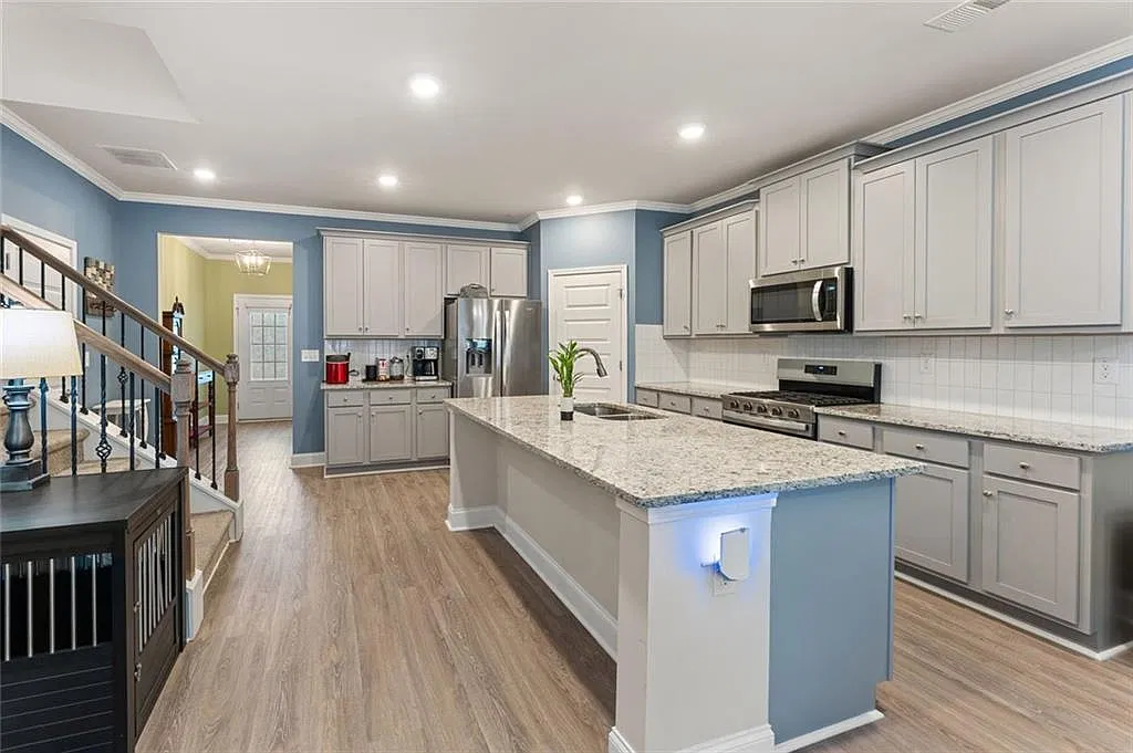 5 bed, 3.0 bath, 2551 sqft, $2,950 — Photo 4