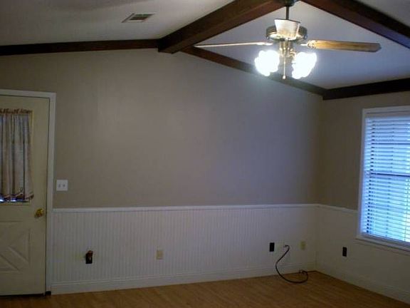 LR/vaulted ceiling