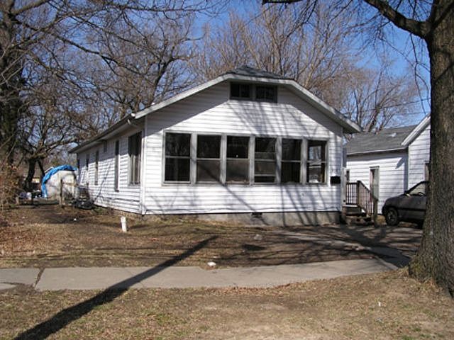 2nd image of 208 E Oak St