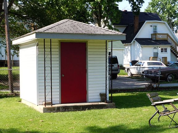 3rd image of 122 Leroy Ave
