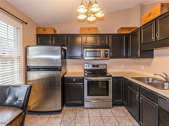 4th image of 895 Amherst Ln