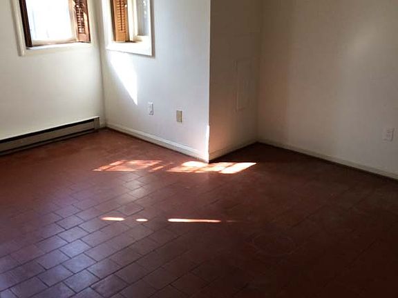 4th image of 1114 E St SE #B