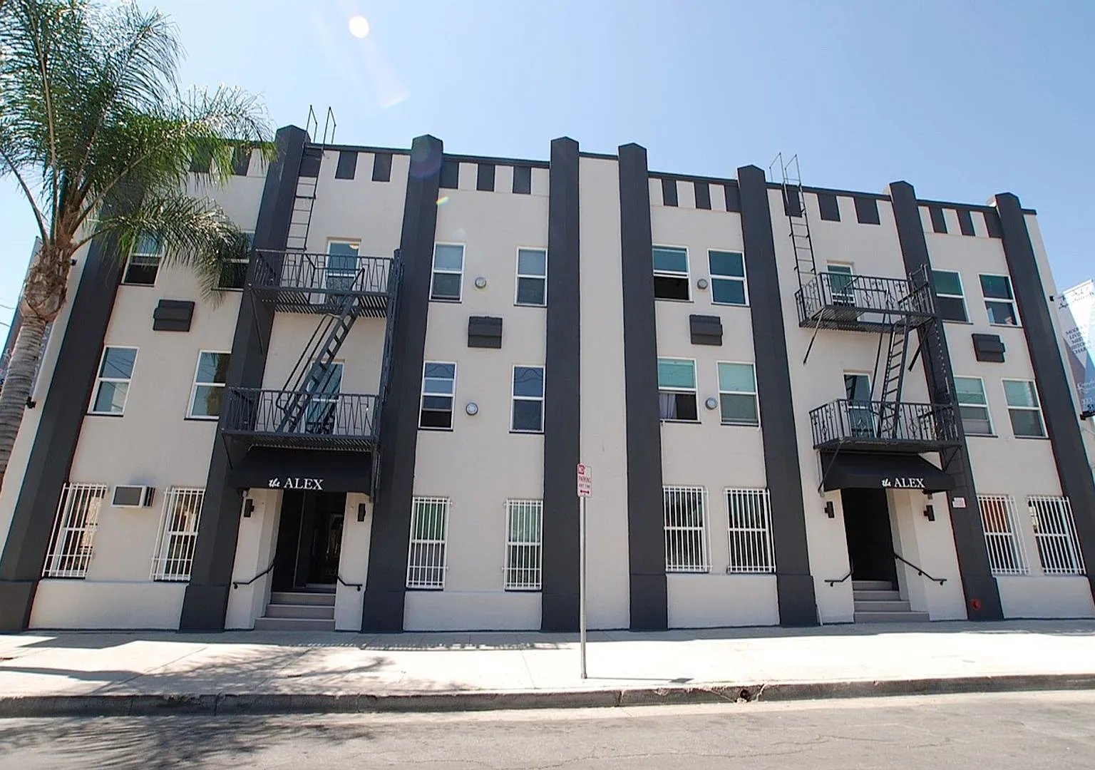 Alex Court Apartments — Photo 4