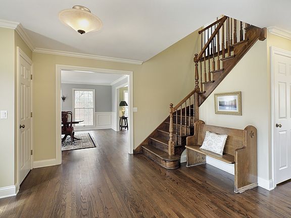 3rd image of 2320 Iroquois Dr