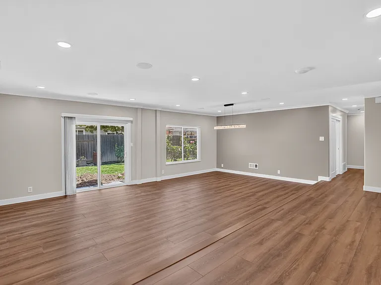 2833 Sandbrook Ct — Photo 2