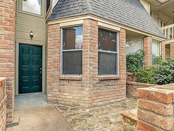 Lovely front courtyard