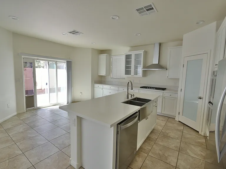 3041 Lake Como Ave — Photo 9